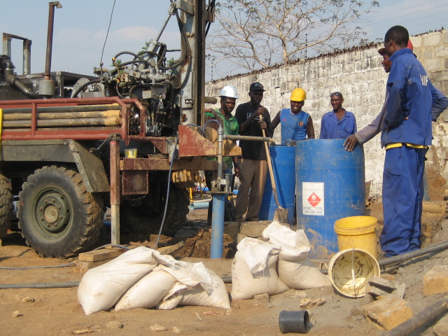 SOHIP_CWSL_Drill_Finishing_first_Hole_Zambia_2010_005.jpg